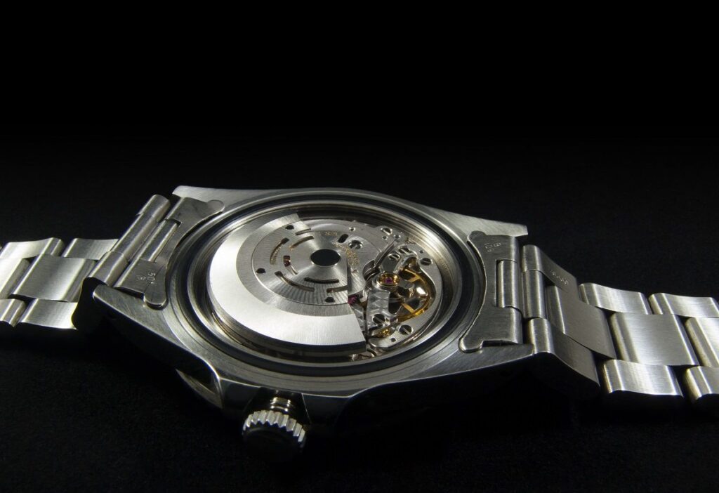 porque el reloj se atrasa